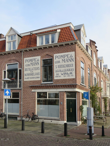 838858 Gezicht op het winkelhoekpand Bankastraat 1 te Utrecht, met op de gevel twee geschilderde muurreclames 'Pompe & ...